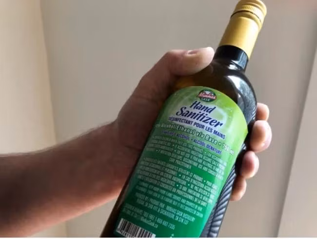 Dung dịch sát trùng tay được đựng trong vỏ chai giống chai rượu vang (Ảnh: Creaders).