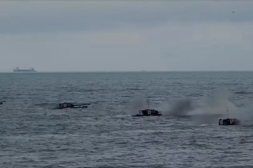 Xe tăng lội nước nã pháo vào bãi biển (Ảnh: Đa Chiều).