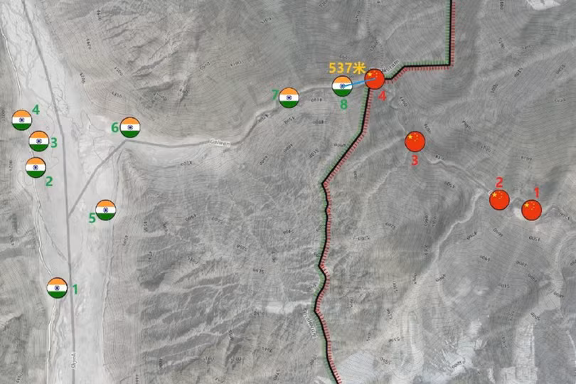 Bố trí binh lực hai quân đội hiện nay gần khu vực ngã ba xảy ra vụ xung đột hôm 15/6 (Ảnh: weibo). Bố trí binh lực hai quân đội hiện nay gần khu vực ngã ba xảy ra vụ xung đột hôm 15/6 (Ảnh: weibo).