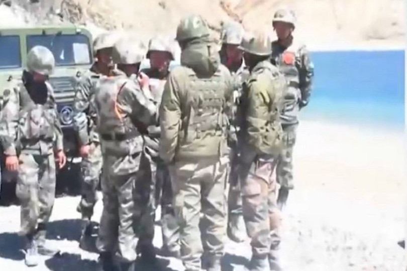 Binh lính hai bên tranh cãi tại hiện trường ven hồ Pangong (Ảnh: Đa Chiều). Binh lính hai bên tranh cãi tại hiện trường ven hồ Pangong (Ảnh: Đa Chiều).