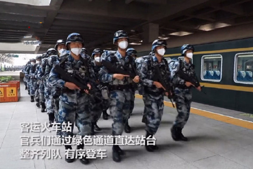 Lính Trung Quốc chuẩn bị lên tàu hỏa ra biên giới với Ấn Độ (Ảnh: CCTV).