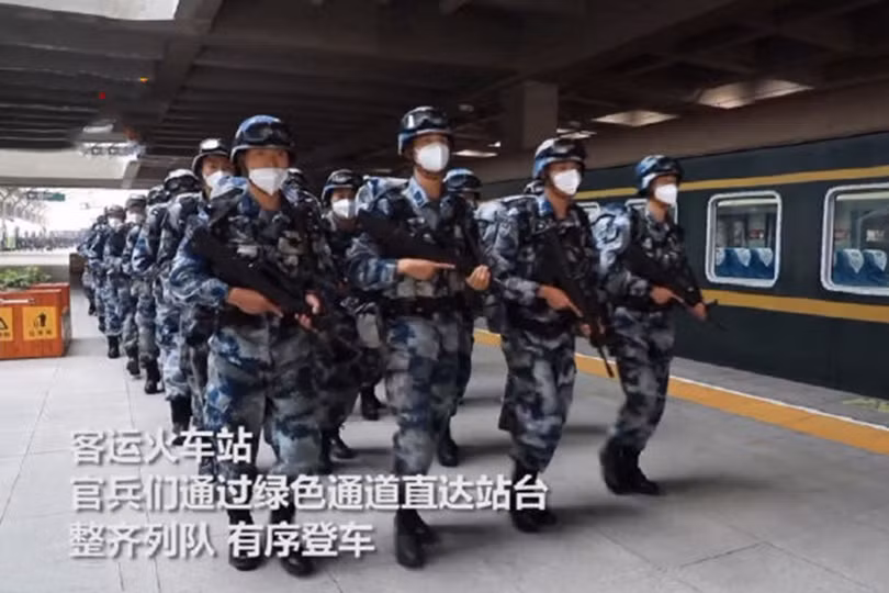 Lính Trung Quốc chuẩn bị lên tàu hỏa ra biên giới với Ấn Độ (Ảnh: CCTV).