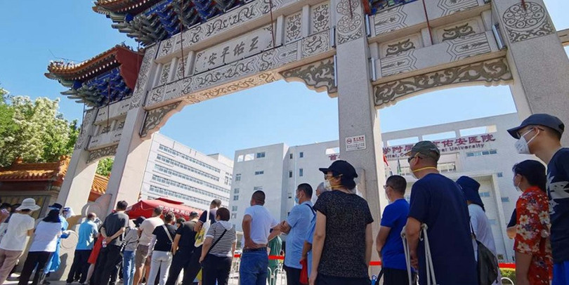 Dân chúng Bắc Kinh xếp hàng chờ lấy mẫu xét nghiệm axit nucleic (Ảnh: Đa Chiều).