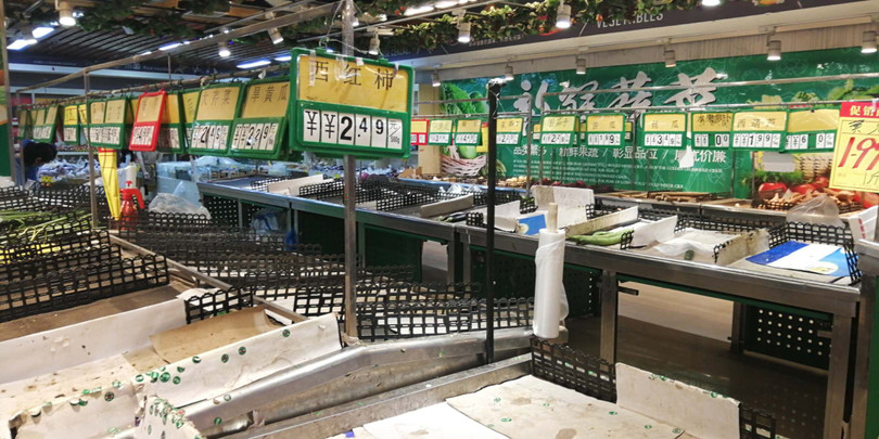 Lo ngại về nguồn cung rau xanh trong những ngày tới, dân chúng đã tới các siêu thị mua vét (Ảnh: BKNB). Lo ngại về nguồn cung rau xanh trong những ngày tới, dân chúng đã tới các siêu thị mua vét (Ảnh: BKNB).