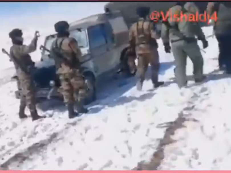 Lính Trung Quốc ngăn cản xe tuần tra của quân đội Ấn Độ rkv tranh chấp (Ảnh: Đa Chiều).