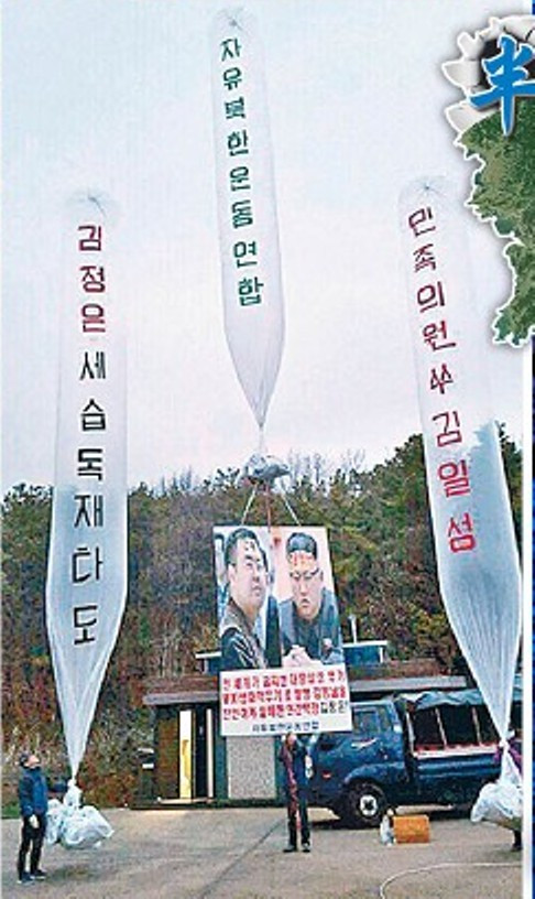 Việc những người Triều Tiên đào thoát tung những ấn phẩm tuyên truyền nói xấu nhà lãnh đạo Kim Jong-un có thể đã đụng chạm đến điểm nhạy cảm của Triều Tiên (Ảnh: Đông Phương). Việc những người Triều Tiên đào thoát tung những ấn phẩm tuyên truyền nói xấu nhà lãnh đạo Kim Jong-un có thể đã đụng chạm đến điểm nhạy cảm của Triều Tiên (Ảnh: Đông Phương).