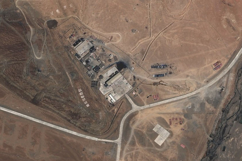 Căn cứ Trung Quốc mới xuất hiện gần nơi xảy ra xung đột. Góc trái là dong chữ "Biết đánh, biết thắng" (Ảnh: weibo).