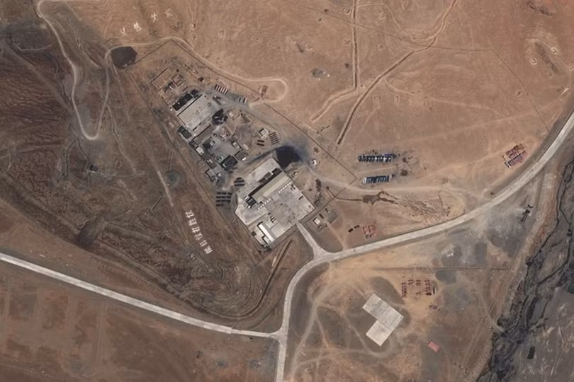 Căn cứ Trung Quốc mới xuất hiện gần nơi xảy ra xung đột. Góc trái là dong chữ "Biết đánh, biết thắng" (Ảnh: weibo). Căn cứ Trung Quốc mới xuất hiện gần nơi xảy ra xung đột. Góc trái là dong chữ "Biết đánh, biết thắng" (Ảnh: weibo).