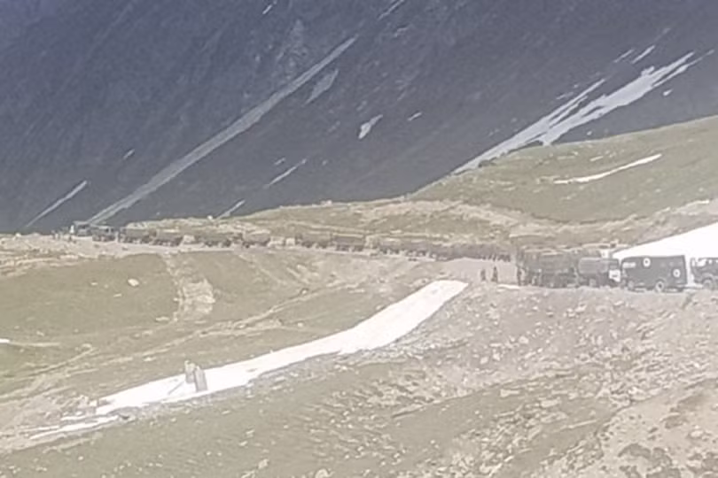 Đoàn xe vận tải chở quân đội Ấn Độ tới khu vực tranh chấp (Ảnh: Đa Chiều).