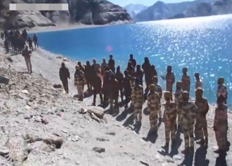 Lính hai bên đối đầu ven hồ Pangong (Ảnh: Đa Chiều). Lính hai bên đối đầu ven hồ Pangong (Ảnh: Đa Chiều).