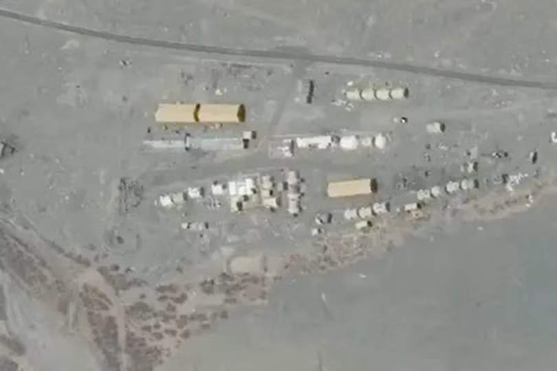 Lều bạt của quân đội Trung Quốc đóng gần khu vực tranh chấp (Ảnh: Đa Chiều).