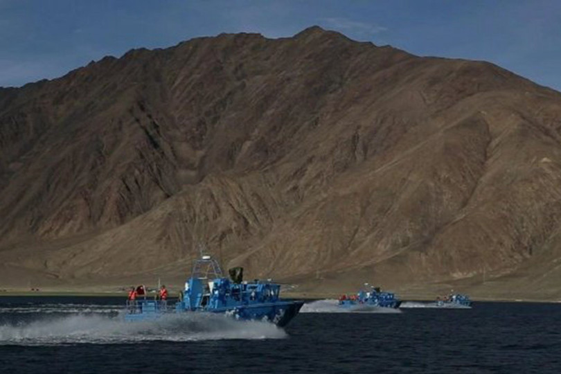 Tàu của Trung Quốc trên hồ Pangong, điểm nóng hiện nay trên biên giới Trung - Ấn (Ảnh: Đa Chiều) Tàu của Trung Quốc trên hồ Pangong, điểm nóng hiện nay trên biên giới Trung - Ấn (Ảnh: Đa Chiều)