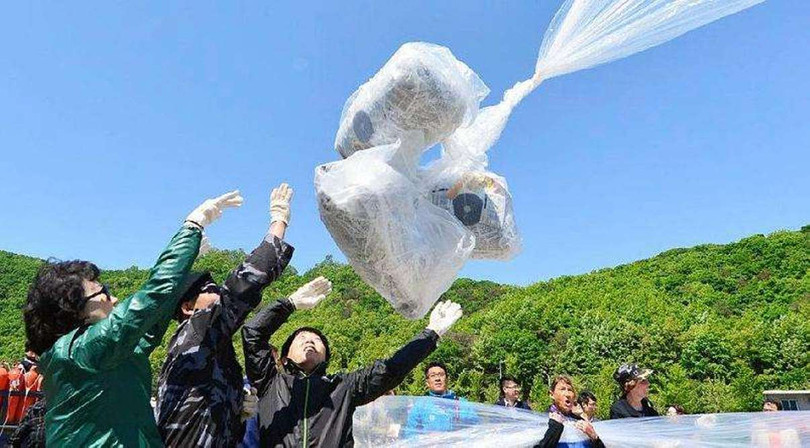 Hoạt động thả truyền đơn của những người Triều Tiên đào thoát đã khiến Triều Tiên tức giận cắt mọi kênh liên lạc và đánh sập Văn phòng liên lạc hai Hàn - Triều ở khu phi quân sự (Ảnh: AP).