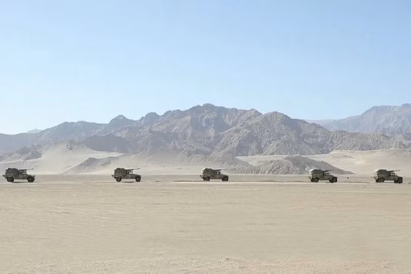 Đoàn xe thiết giáp của quân đội Trung Quốc hành quân ra biên giới (Ảnh: CCTV).