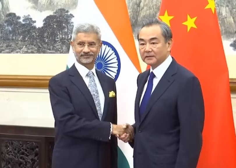 Ngoại trưởng hai nước Ấn Độ và Trung Quốc gặp nhau trước đây. Ngày 17/6 hai người đã trao đổi điện thoại, thỏa thuận giải quyết hòa bình các tranh chấp ở khu vực biên giới thông qua đối thoại (Ảnh: Đông Phương).