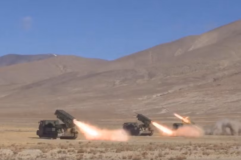 Quân đội Trung Quốc diễn tập bắn đạn thật được cho là nhằm vào Ấn Độ (Ảnh: CCTV).