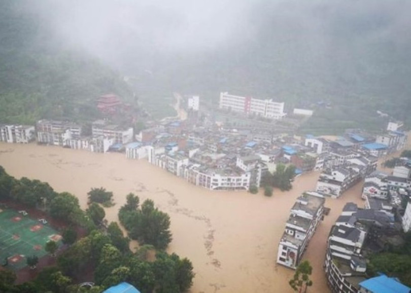 Thành phố Tuân Nghĩa, Quý Châu chìm trong lũ (Ảnh: Đông Phương)