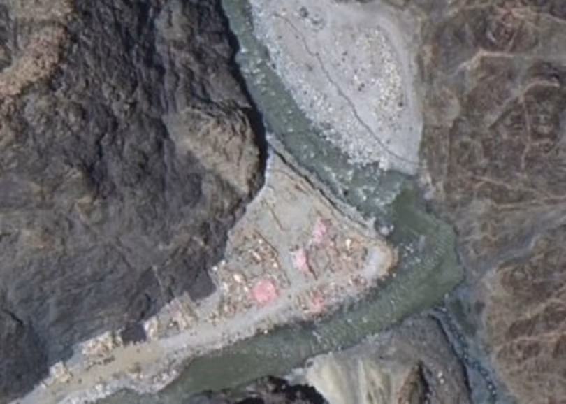 Hình ảnh vệ tinh cho thấy lính Trung Quốc xây dựng công sự, cơ sở trên đất phía Ấn Độ (Ảnh: Đông Phương). Hình ảnh vệ tinh cho thấy lính Trung Quốc xây dựng công sự, cơ sở trên đất phía Ấn Độ (Ảnh: Đông Phương).