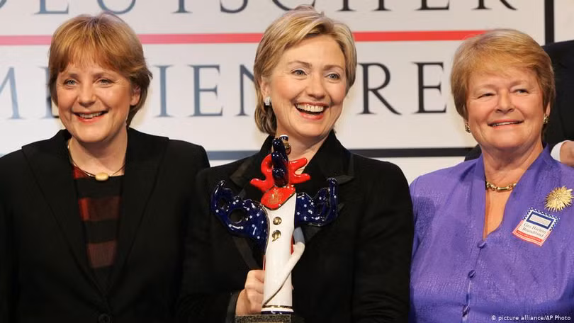 Bà Brundtland (phải) cùng cựu Ngoại trưởng Mỹ Hillary Clinton và Thủ tướng Đức Angela Merkel (Ảnh: Deutsche Welle).