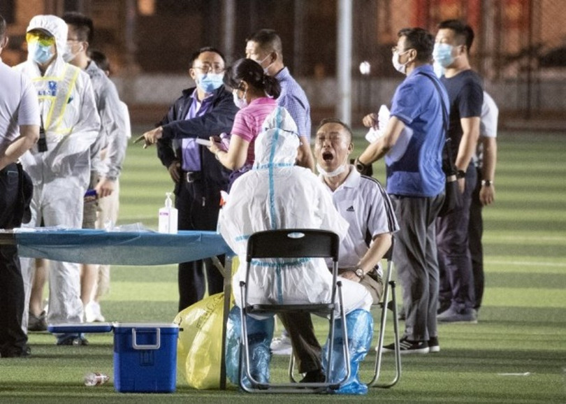 Hàng vạn cư dân Bắc Kinh liên quan đến chợ Tân Phát Địa và các khu dân cư đã phải xét nghiệm axit nucleic (Ảnh: Đông Phương).