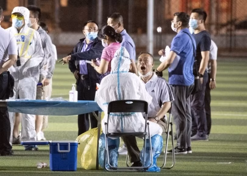 Hàng vạn cư dân Bắc Kinh liên quan đến chợ Tân Phát Địa và các khu dân cư đã phải xét nghiệm axit nucleic (Ảnh: Đông Phương).