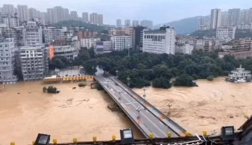 Ngày 22/6 tại Trùng Khánh mưa 8 giờ liền đã gây trận lụt lớn nhất kể từ 1940 (Ảnh: telegraph) Ngày 22/6 tại Trùng Khánh mưa 8 giờ liền đã gây trận lụt lớn nhất kể từ 1940 (Ảnh: telegraph)