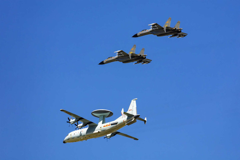 Máy bay J-11b và KJ-500 của Trung Quốc được đưa tới sân bay gần khu vực tranh chấp (Ảnh: Đa Chiều).