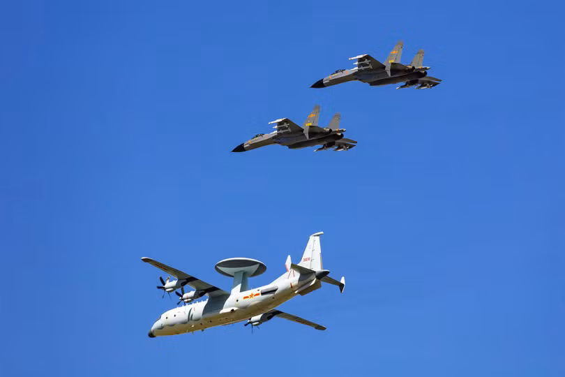 Máy bay J-11b và KJ-500 của Trung Quốc được đưa tới sân bay gần khu vực tranh chấp (Ảnh: Đa Chiều).