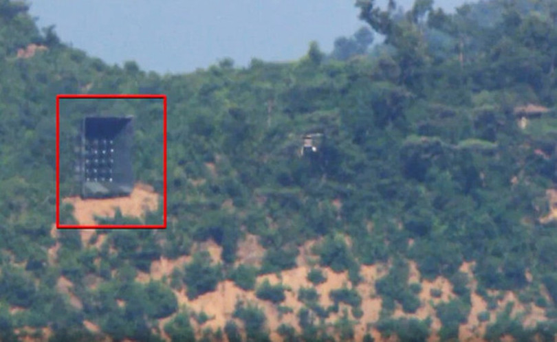 Một giàn loa công suất lớn của Triều Tiên vừa được dựng, chuẩn bị phát sang Hàn Quốc (Ảnh: hani.co.kr)