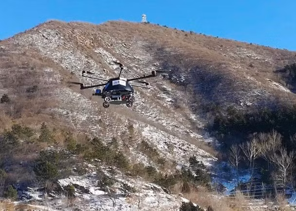 "Sư tử Thanh Hoa" đang được bay thử nghiệm trên vùng đồi núi (Ảnh: Đông Phương)