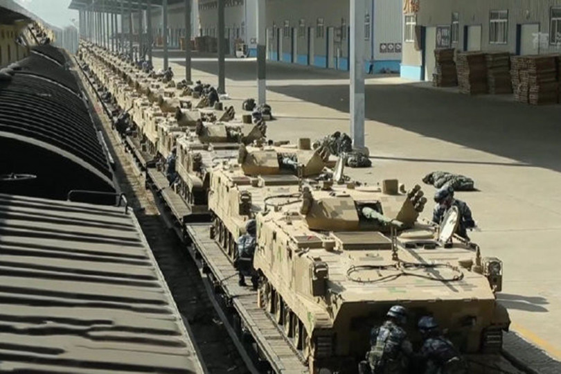 Trung Quốc tập kết xe tăng đưa lên tàu hỏa tới biên giới Trung - Ấn (Ảnh: CCTV).