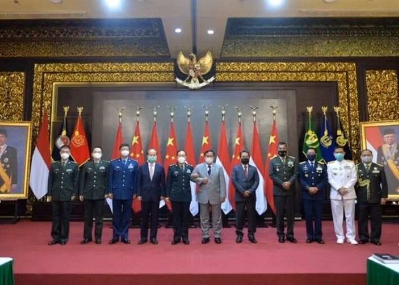 Phái đoàn Bộ Quốc phòng Trung Quốc và Indonesia chụp ảnh lưu niệm sau khi hội đàm (Ảnh: Đông Phương).