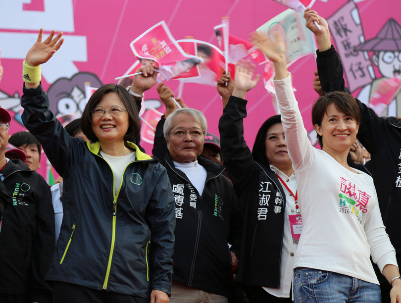 Bà Tiêu Mỹ Cầm (phải) sát cánh với bà Thái Anh Văn trong quá trình vận động bầu cử (Ảnh: CNA).