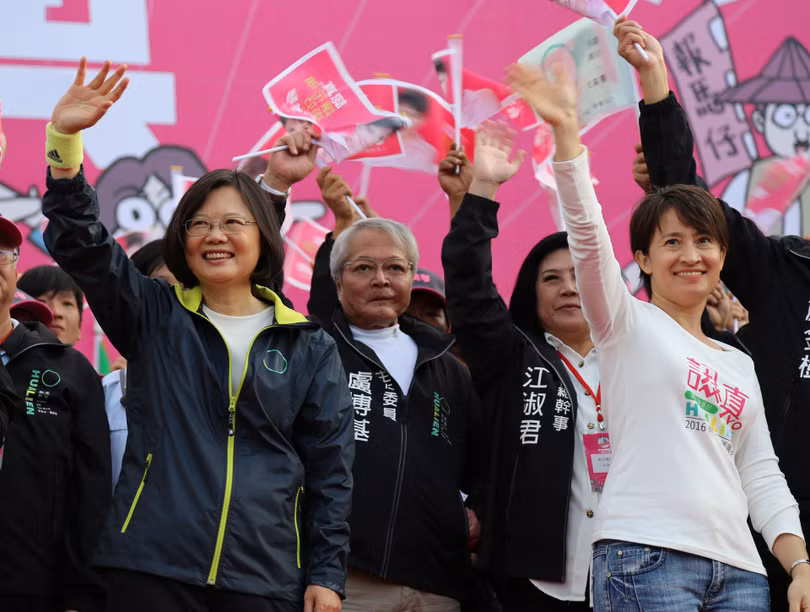 Bà Tiêu Mỹ Cầm (phải) sát cánh với bà Thái Anh Văn trong quá trình vận động bầu cử (Ảnh: CNA).