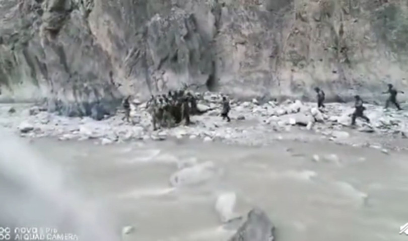 Hình ảnh lính hai bên lao vào nhau ẩu đả (Ảnh: Đa Chiều).