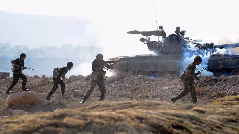 Xe tăng và bộ binh Azerbaijan tiến công (Ảnh: Sohu). Xe tăng và bộ binh Azerbaijan tiến công (Ảnh: Sohu).