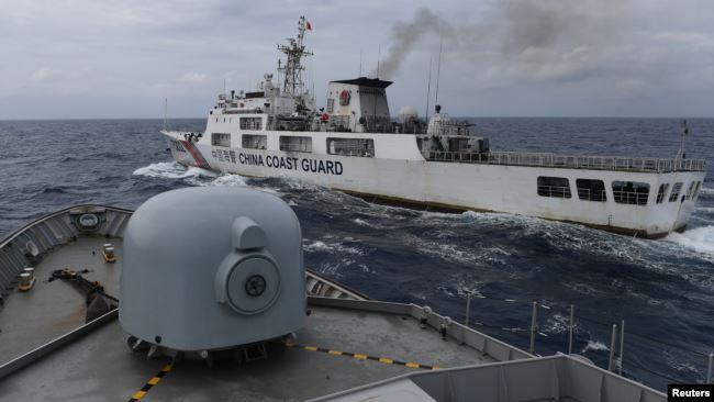 Tàu hải quân Indonesia xua đuổi tàu hải cảnh Trung Quốc xâm nhập vùng biển bắc Natuna hồi thán 1/2020 (Ảnh: Reuters).