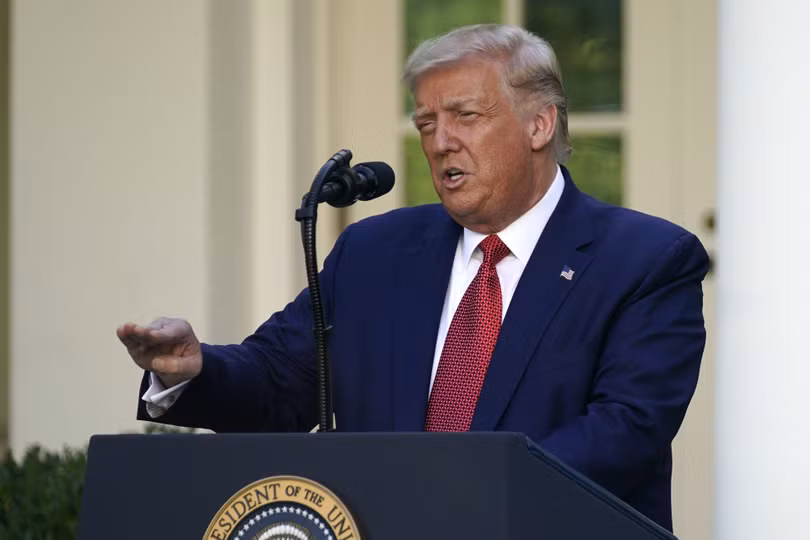 Ngày 14/7/2020, Tổng thống Mỹ Donald Trump ký Luật tự trị Hồng Kông, bãi bỏ chính sách ưu đãi đặc biệt dành cho Hồng Kông để đáp trả việc Trung Quốc ban hành Luật An ninh Quốc gia cho Hồng Kông (Ảnh: AP).