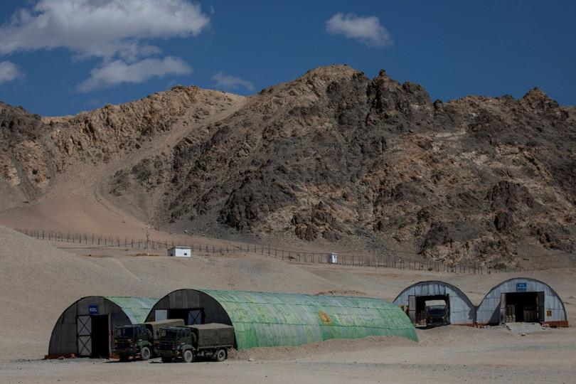 Vật tư, hàng hóa đang được Ấn Độ tập kết tới tuyến trước chuẩn bị cho mùa Đông khắc nghiệt (Ảnh: Reuters). Vật tư, hàng hóa đang được Ấn Độ tập kết tới tuyến trước chuẩn bị cho mùa Đông khắc nghiệt (Ảnh: Reuters).