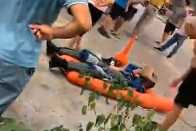 Phi công bị thương sau khi nhảy dù (Ảnh: Đa Chiều).