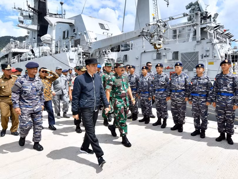 Tổng thống Indonesia Widodo tới thăm quần đảo Natuna ngày 8/1/2020 và tuyên bố "chủ quyền lãnh thổ là thứ không thể mang ra đàm phán" (Ảnh: AP).