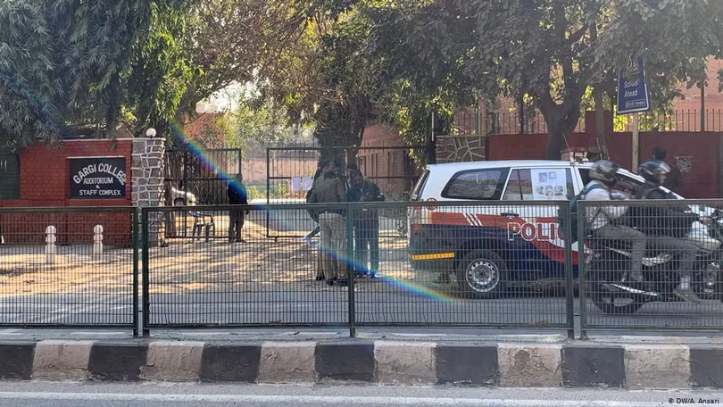 Cảnh sát khám xét nơi ở của Sharma (Ảnh: Deutsche Welle).