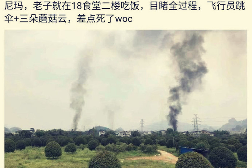 Máy bay rơi tạo thành nhiều đám cháy (Ảnh: Đa Chiều).