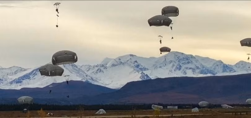 Hình ảnh lính Mỹ diễn tập nhảy dù chiếm đảo trong video của Mỹ (Ảnh: news.creaders)