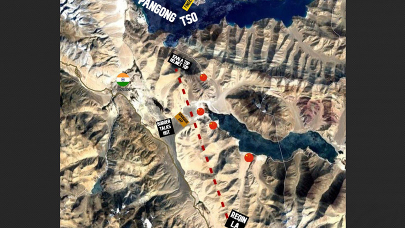 Tình hình thực địa phía nam Hồ Pangong rất phức tạp, đường LAC (đỏ, đứt quãng) do Trung Quốc chủ trương lấn sang phía Tây rất nhiều so với LAC mà Ấn Độ chủ trương (trắng, phía bên phải) (Ảnh: Đa Chiều). Tình hình thực địa phía nam Hồ Pangong rất phức tạp, đường LAC (đỏ, đứt quãng) do Trung Quốc chủ trương lấn sang phía Tây rất nhiều so với LAC mà Ấn Độ chủ trương (trắng, phía bên phải) (Ảnh: Đa Chiều).