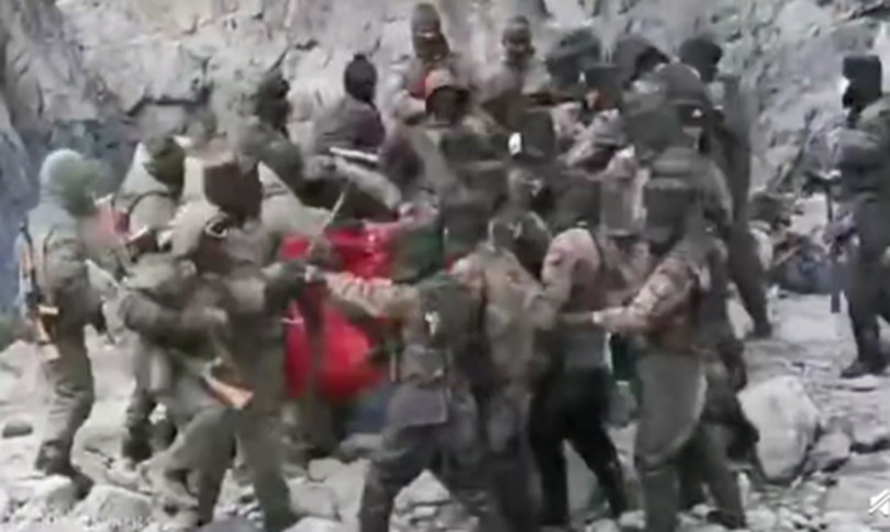 Một cảnh giáp chiến giữa lính hai bên (Ảnh: Đa Chiều).