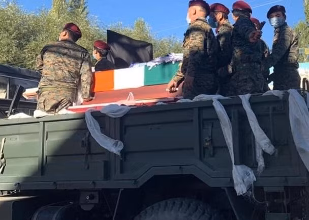 Xe chở thi thể viên sĩ quan Ấn Độ gốc Tây Tạng bị phía Trung Quốc bắn chết (Ảnh: Đông Phương).