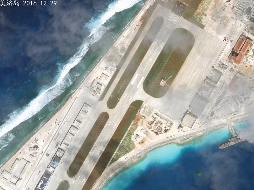 Ông Tiêu Công Tần cho rằng Mỹ có khả năng sẽ ra tối hậu thư buộc Trung Quốc rút khỏi và ném bom phá hủy các cơ sở, thiết bị quân sự trên các đảo nhân tạo xây dựng trái phép trên Biển Đông (Ảnh: weibo).