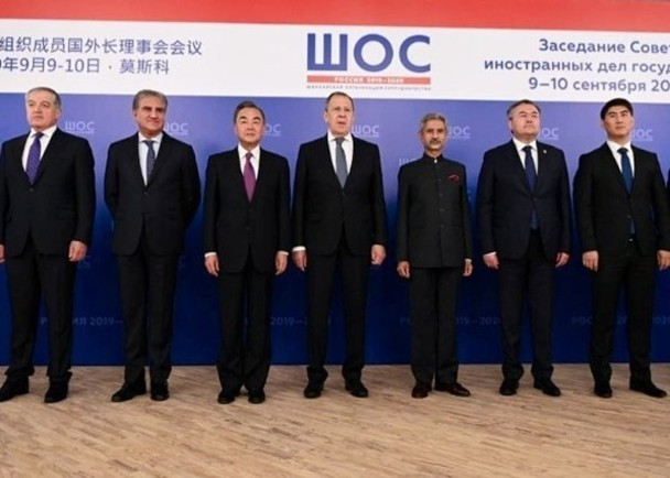 Ngoại trưởng Trung Quốc Vương Nghị (thứ 3, trái qua) và Ngoại trưởng Ấn Độ Subrahmanyam Jaishankar (thứ 3, phải qua) cùng các đồng nghiệp tại Hội nghị Bộ trưởng Ngoại giao các nước Tổ chức hợp tác Thượng Hải (Ảnh: Đông Phương). Ngoại trưởng Trung Quốc Vương Nghị (thứ 3, trái qua) và Ngoại trưởng Ấn Độ Subrahmanyam Jaishankar (thứ 3, phải qua) cùng các đồng nghiệp tại Hội nghị Bộ trưởng Ngoại giao các nước Tổ chức hợp tác Thượng Hải (Ảnh: Đông Phương).