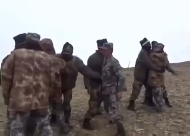 Xô xát giữ lính hai bên (Ảnh: Đông Phương).